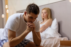 男性尿道口流出白色分泌物怎么回事